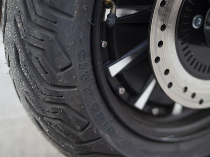 Velca Calima S – Neumáticos Michelin City Grip 2 MOTOCICLETA ELÉCTRICA VELCA CALIMA S 25 5Kw - vehículos eléctricos