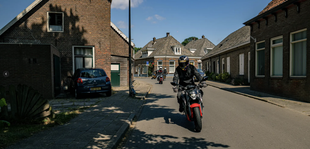 MOTOCICLETA ELÉCTRICA ULTRAVIOLETTE F77 - vehículos eléctricos